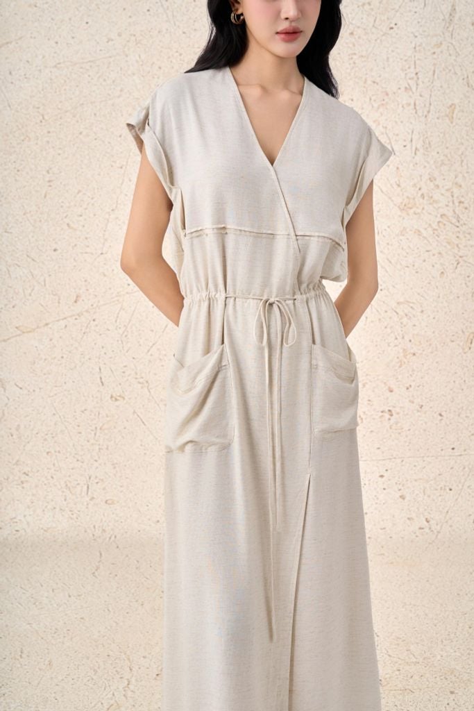 FDC35293 - Đầm công sở vải linen dáng suông cổ xẻ V vai chờm eo váy rút chun tạo kiểu thân váy có túi - PANTIO