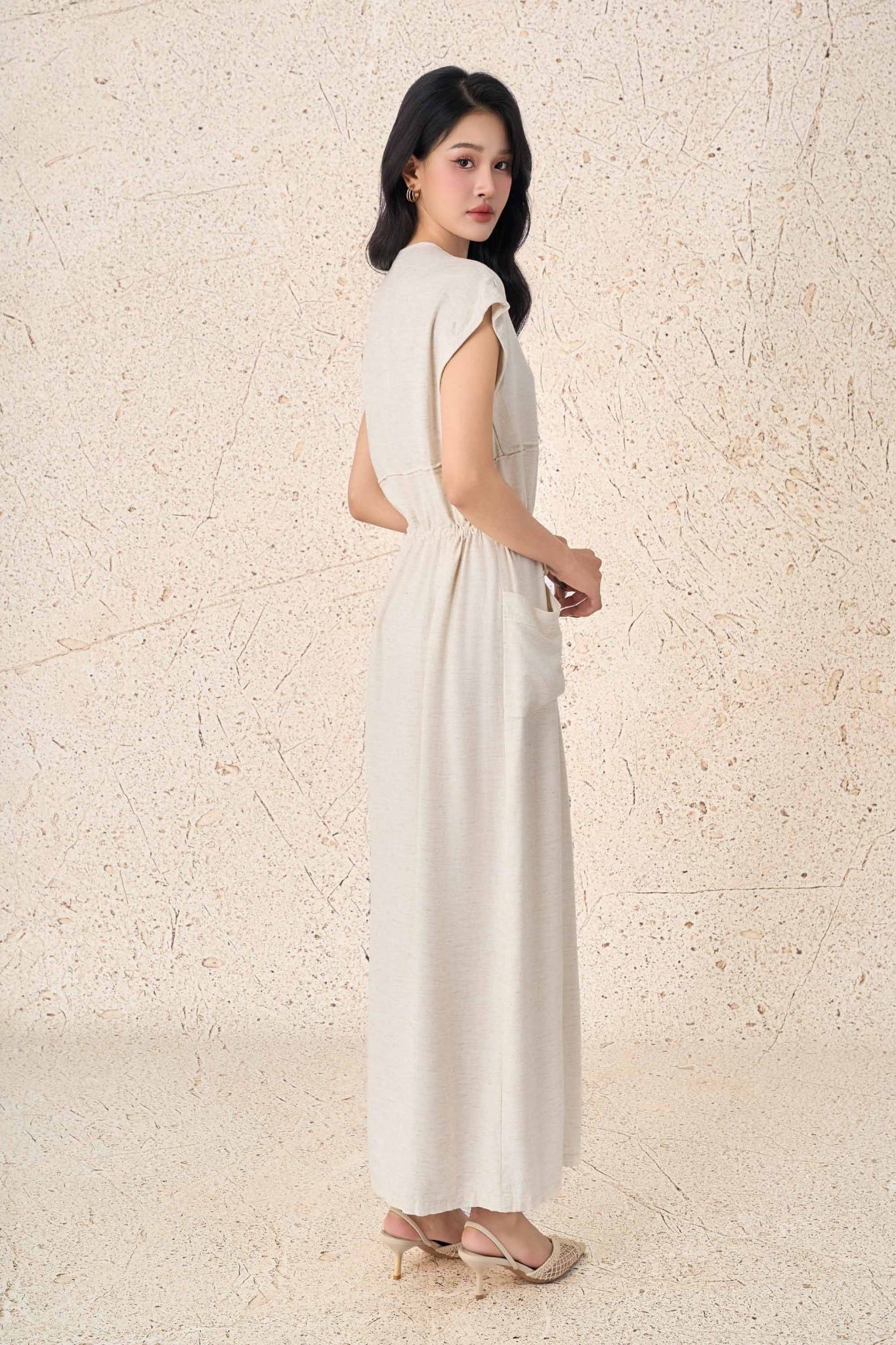 FDC35293 - Đầm công sở vải linen dáng suông cổ xẻ V vai chờm eo váy rút chun tạo kiểu thân váy có túi - PANTIO