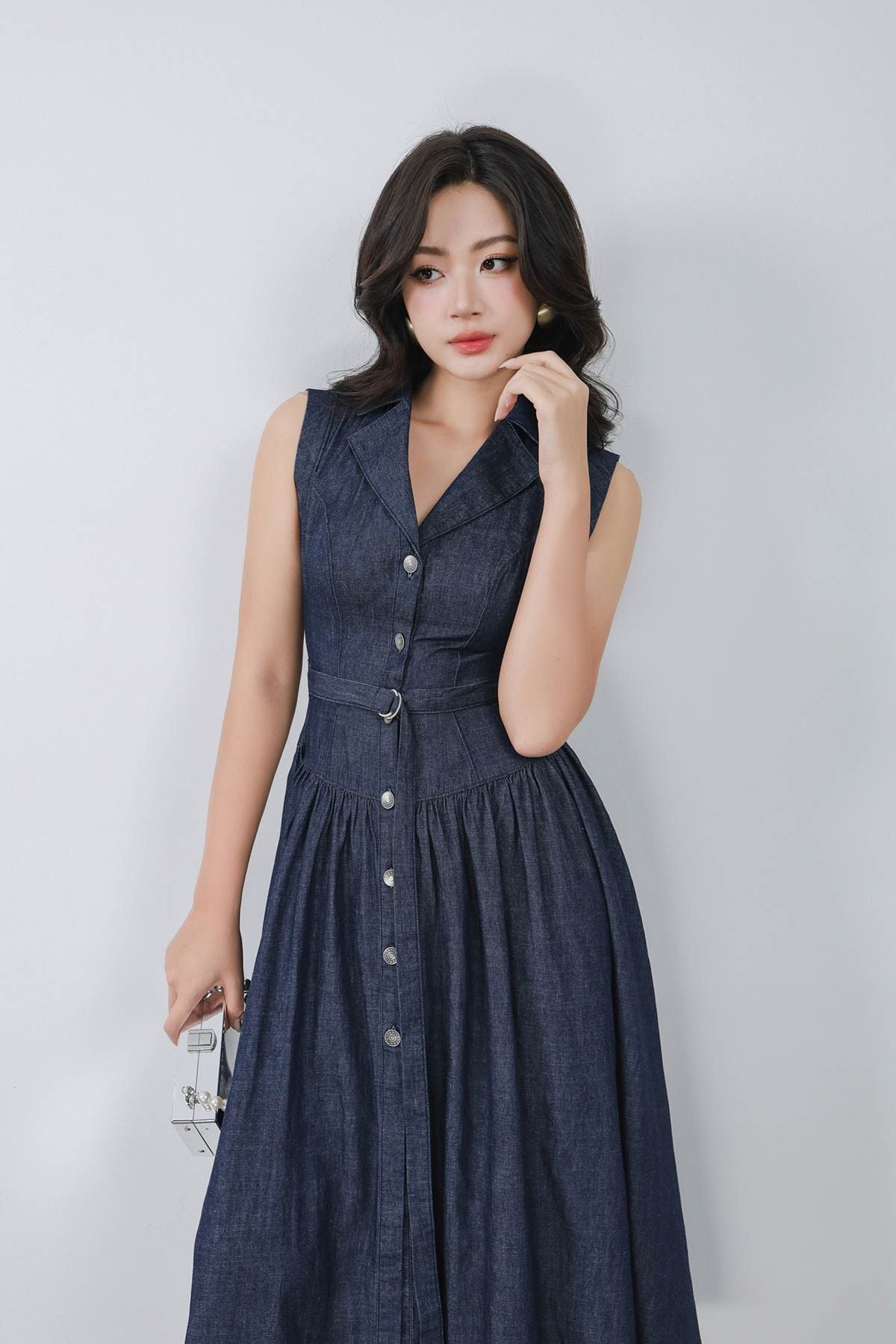 FDC35315 - Đầm công sở vải denim dáng ôm cổ hai ve không tay thân váy phối khuy tạo kiểu kèm dây đai thắt eo thời trang - PANTIO