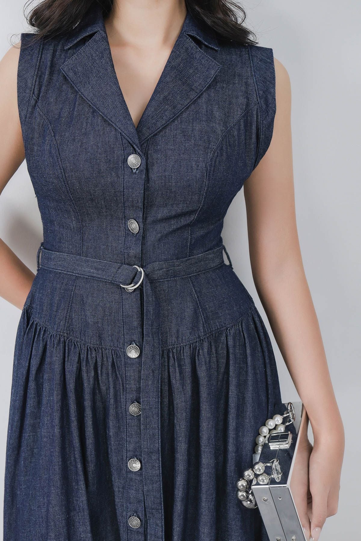 FDC35315 - Đầm công sở vải denim dáng ôm cổ hai ve không tay thân váy phối khuy tạo kiểu kèm dây đai thắt eo thời trang - PANTIO