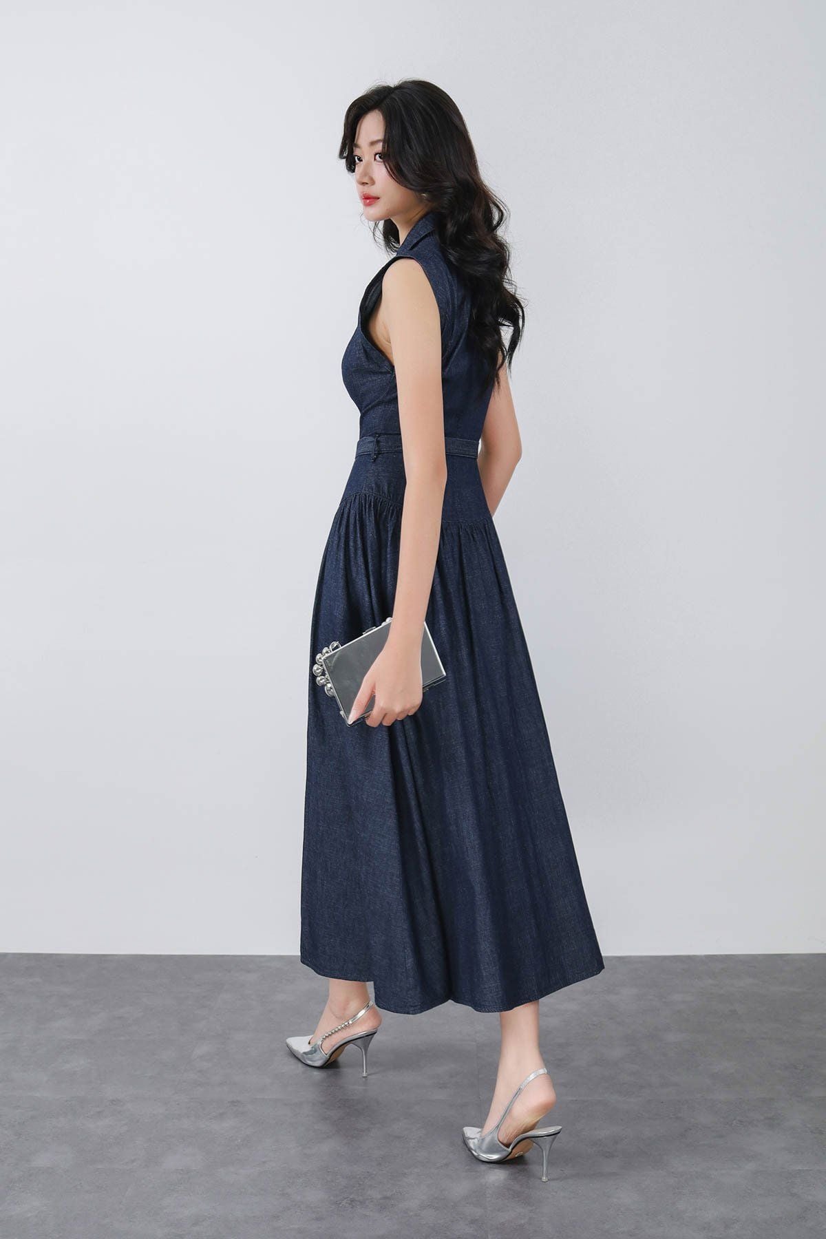 FDC35315 - Đầm công sở vải denim dáng ôm cổ hai ve không tay thân váy phối khuy tạo kiểu kèm dây đai thắt eo thời trang - PANTIO