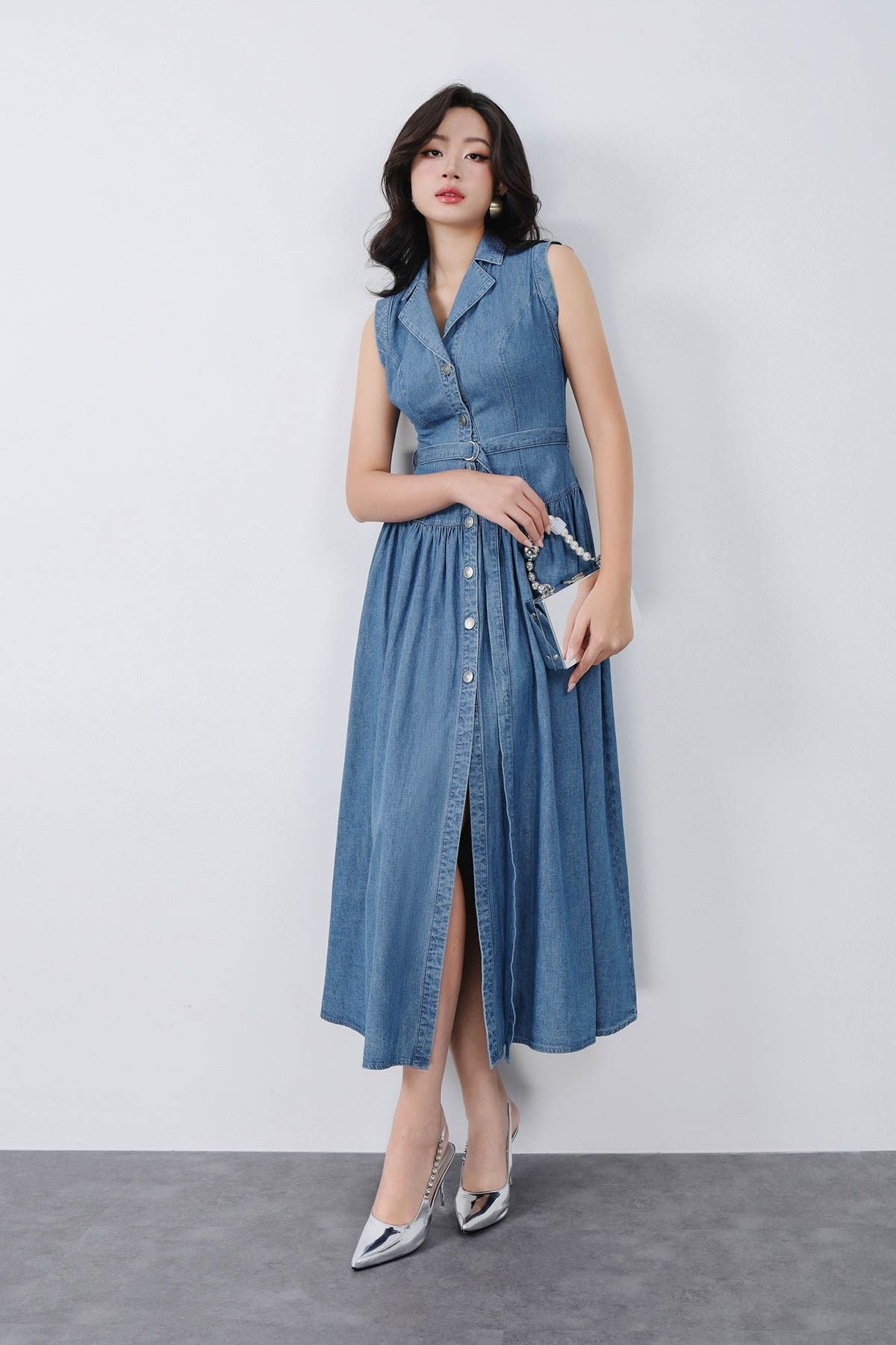 FDC35315 - Đầm công sở vải denim dáng ôm cổ hai ve không tay thân váy phối khuy tạo kiểu kèm dây đai thắt eo thời trang - PANTIO
