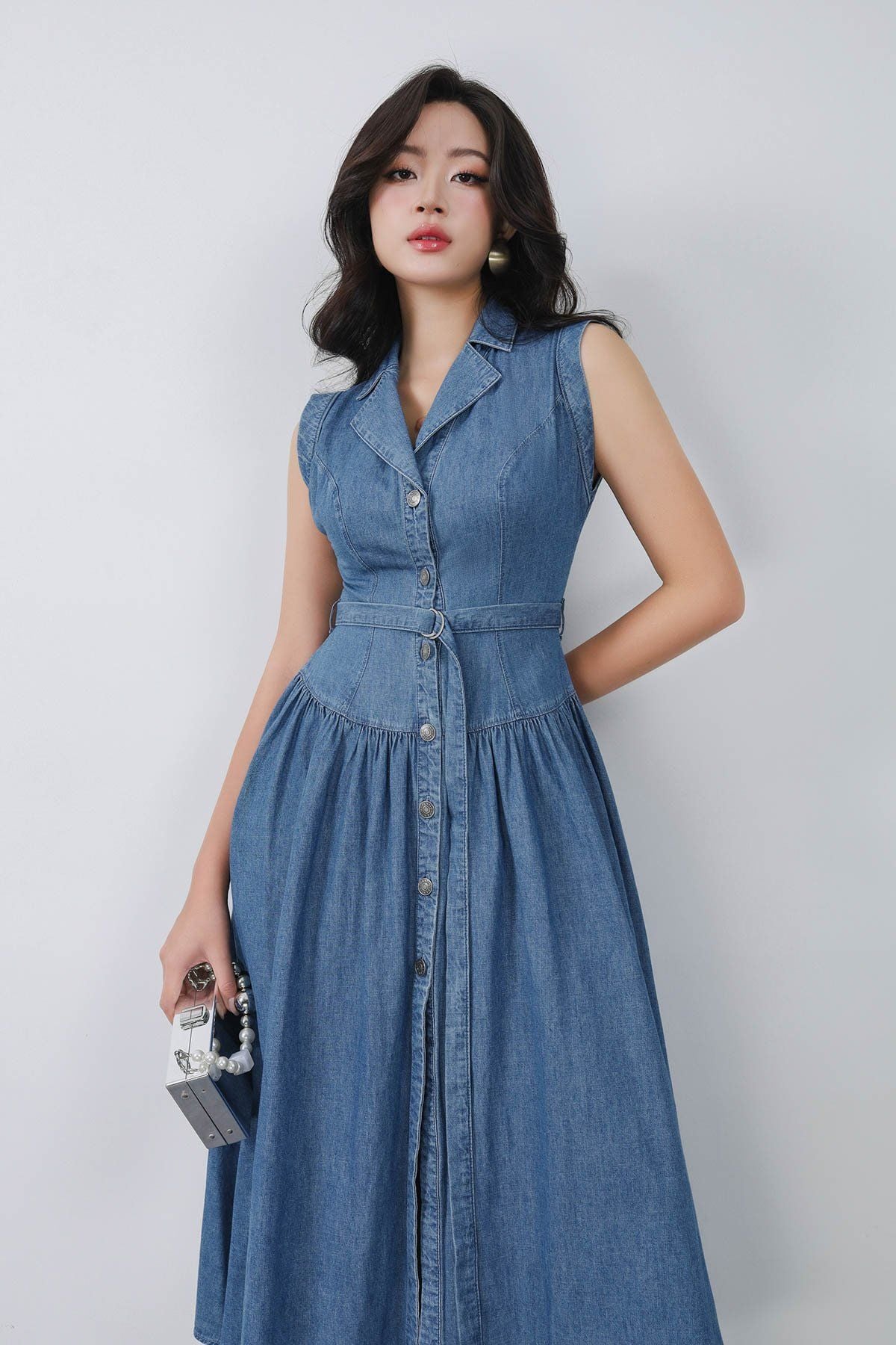 FDC35315 - Đầm công sở vải denim dáng ôm cổ hai ve không tay thân váy phối khuy tạo kiểu kèm dây đai thắt eo thời trang - PANTIO