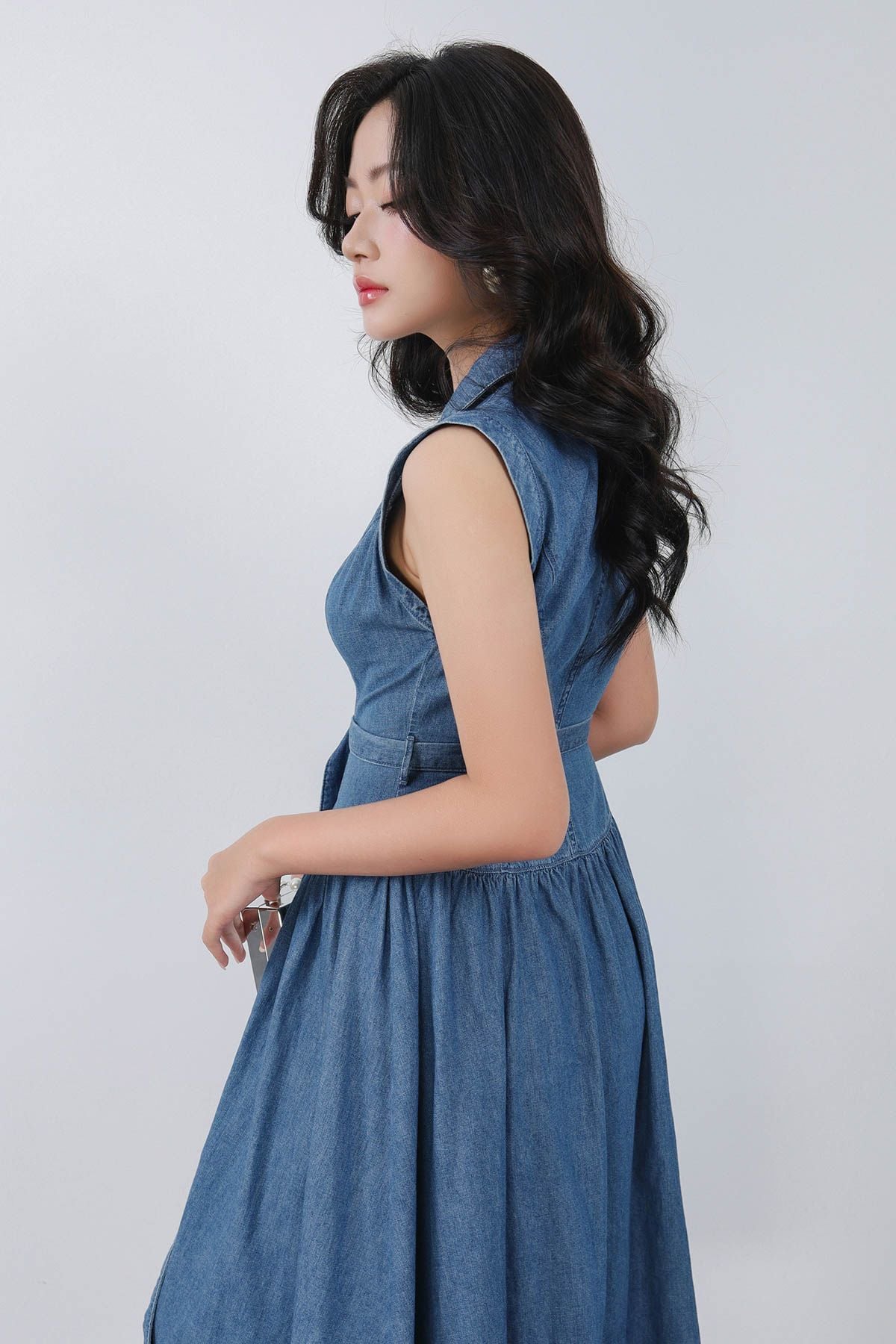 FDC35315 - Đầm công sở vải denim dáng ôm cổ hai ve không tay thân váy phối khuy tạo kiểu kèm dây đai thắt eo thời trang - PANTIO