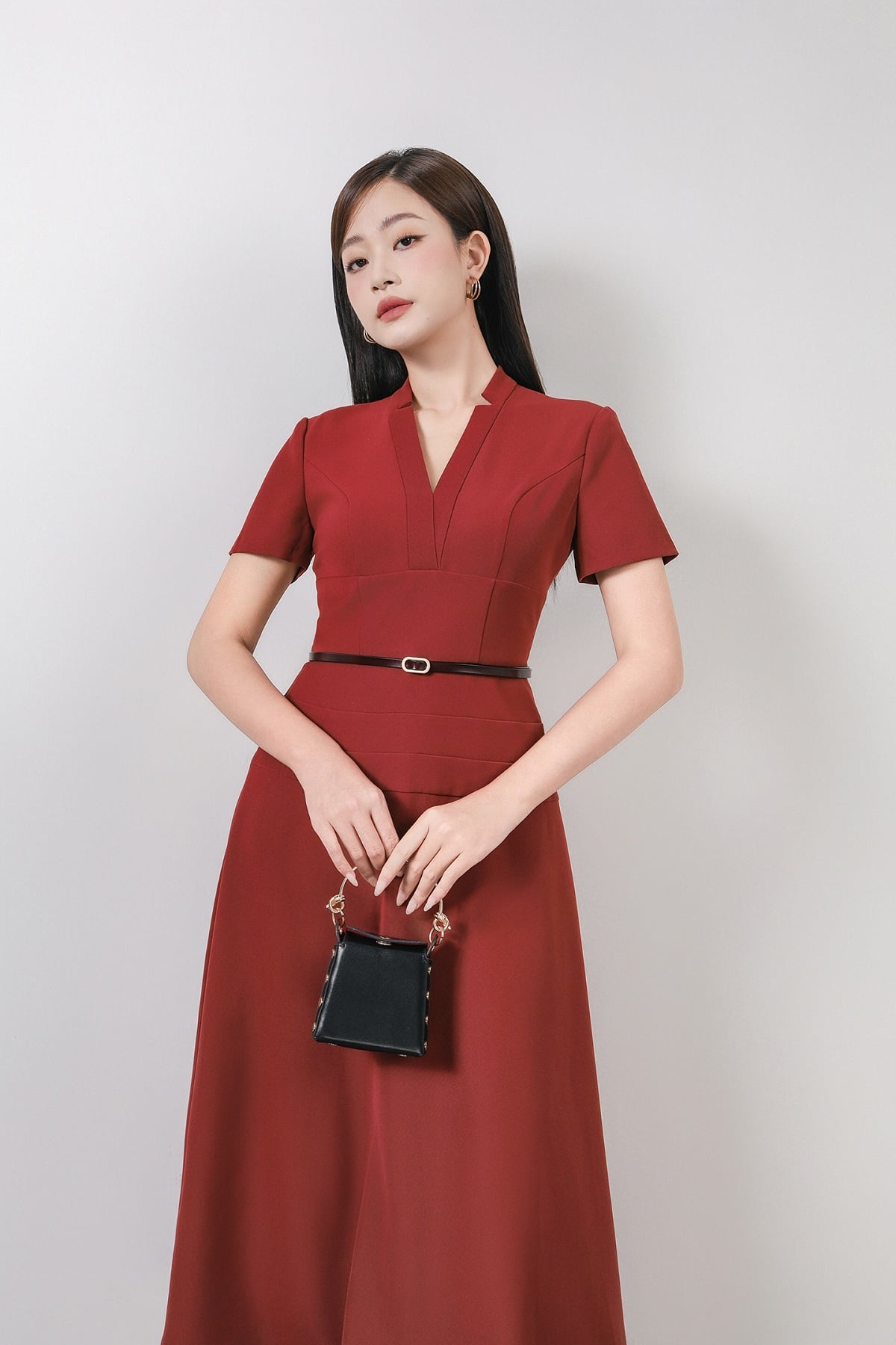 FDC35323 - Đầm công sở vải thô dáng A cổ xẻ V tay ngắn thân váy phối đường viền tạo kiểu khoá thân sau ( không kèm đai ) - PANTIO