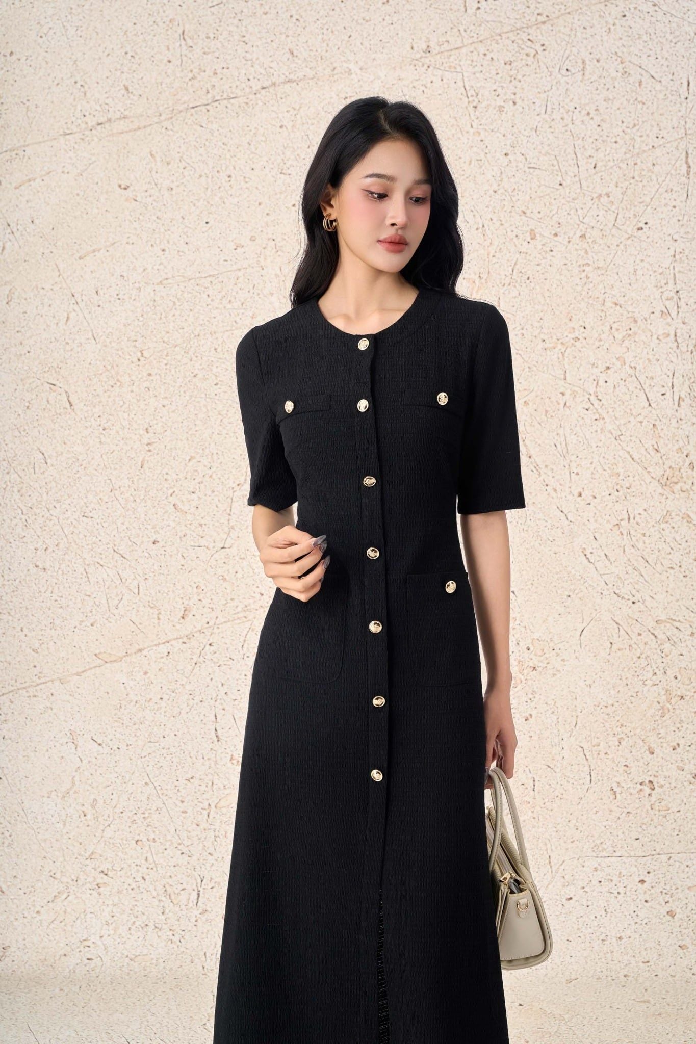 FDC35341 - Đầm công sở vải thô chun dáng ôm cổ tròn tay lửng thân váy có túi đính khuy đá tạo kiểu xẻ tà trước - PANTIO