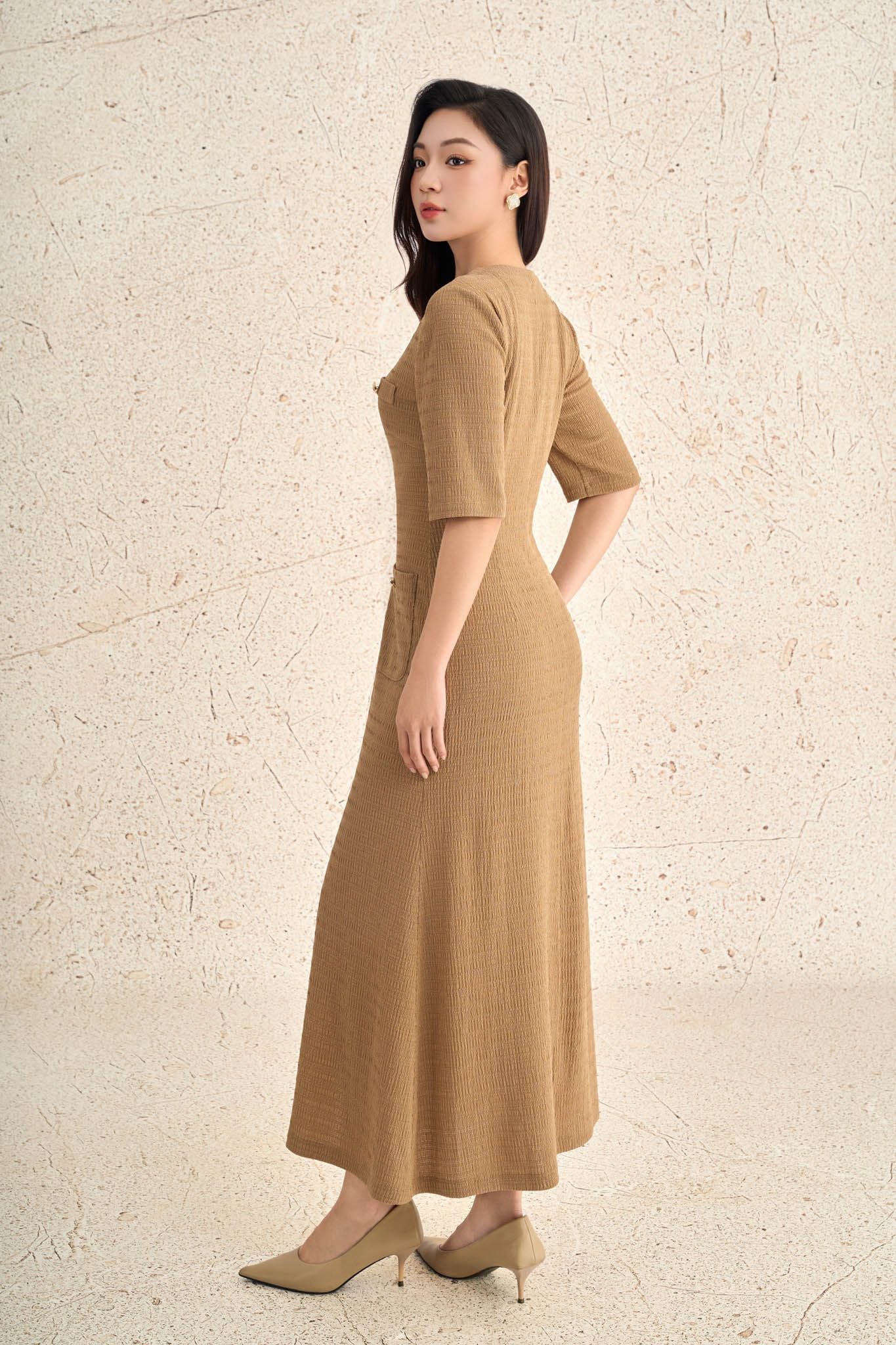 FDC35341 - Đầm công sở vải thô chun dáng ôm cổ tròn tay lửng thân váy có túi đính khuy đá tạo kiểu xẻ tà trước - PANTIO