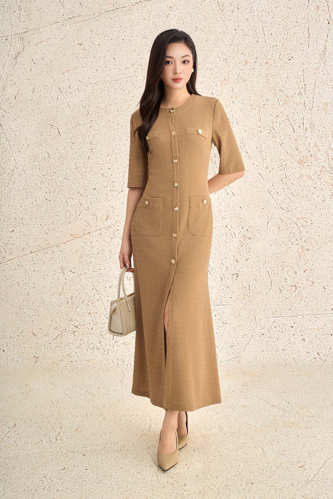 FDC35341 - Đầm công sở vải thô chun dáng ôm cổ tròn tay lửng thân váy có túi đính khuy đá tạo kiểu xẻ tà trước - PANTIO