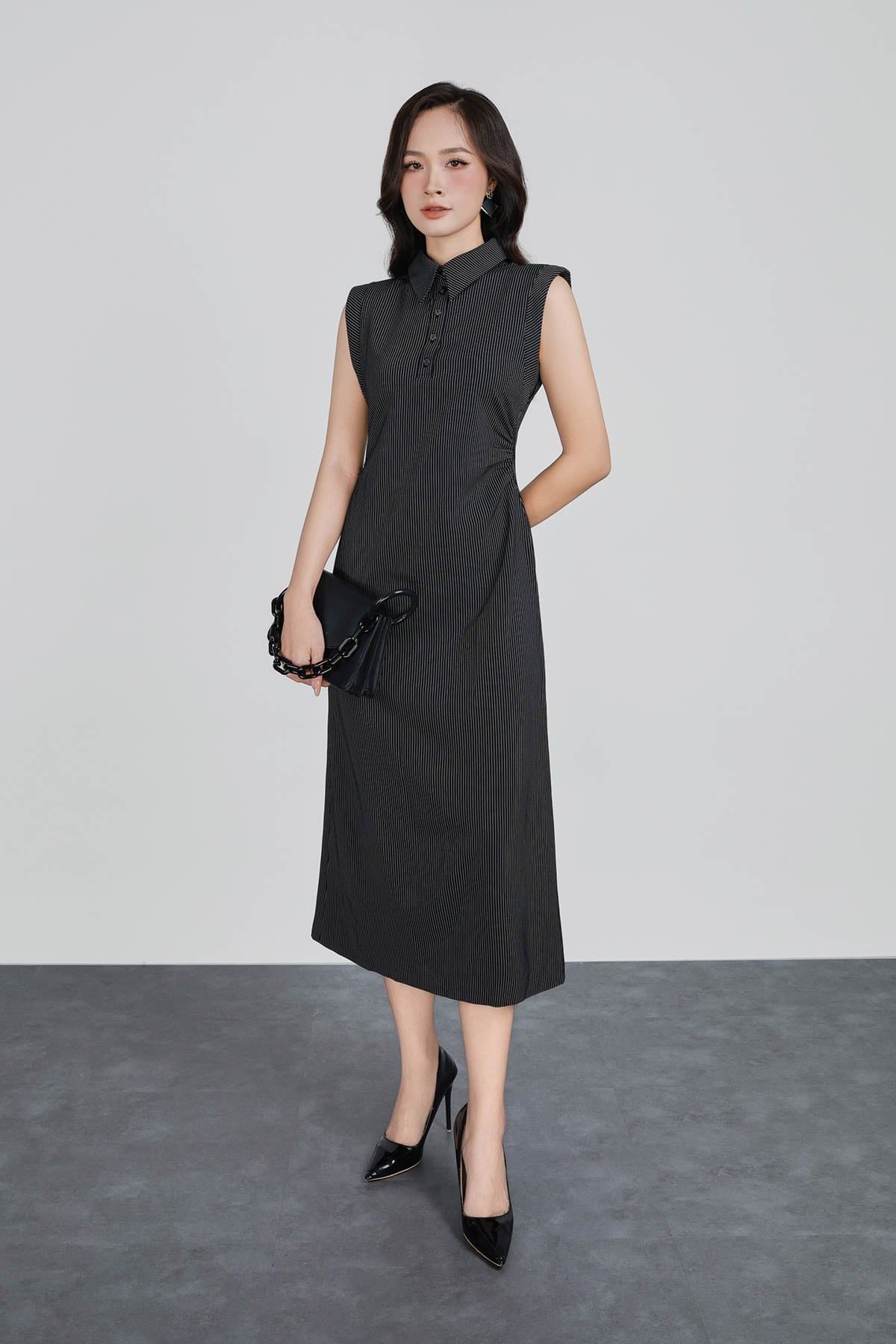 FDC35347 - Đầm công sở vải thô kẻ dáng ôm cổ bẻ đính khuy vai chờm thân váy nhún eo tạo kiểu khoá thân sau - PANTIO