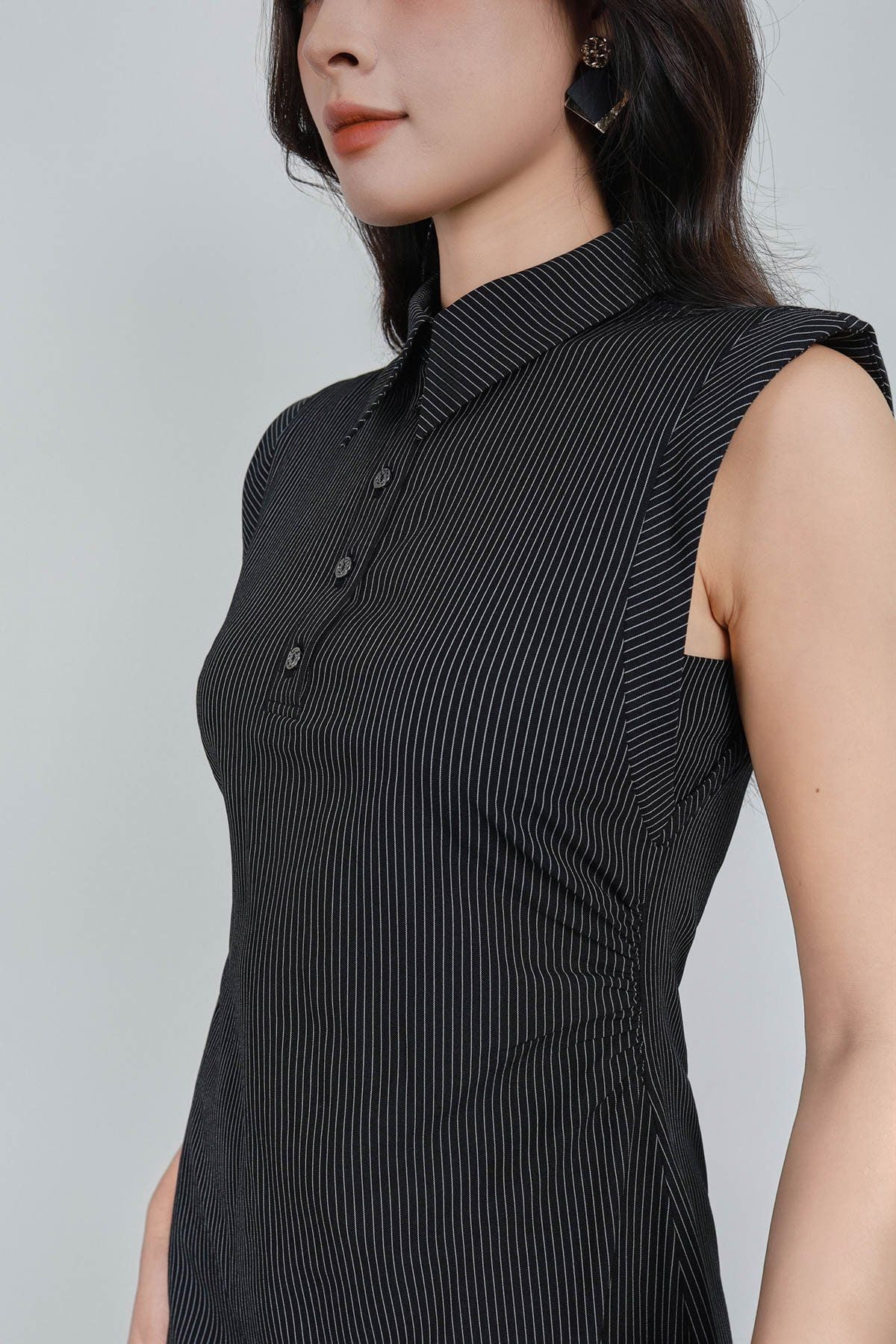 FDC35347 - Đầm công sở vải thô kẻ dáng ôm cổ bẻ đính khuy vai chờm thân váy nhún eo tạo kiểu khoá thân sau - PANTIO