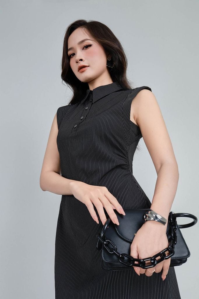 FDC35347 - Đầm công sở vải thô kẻ dáng ôm cổ bẻ đính khuy vai chờm thân váy nhún eo tạo kiểu khoá thân sau - PANTIO