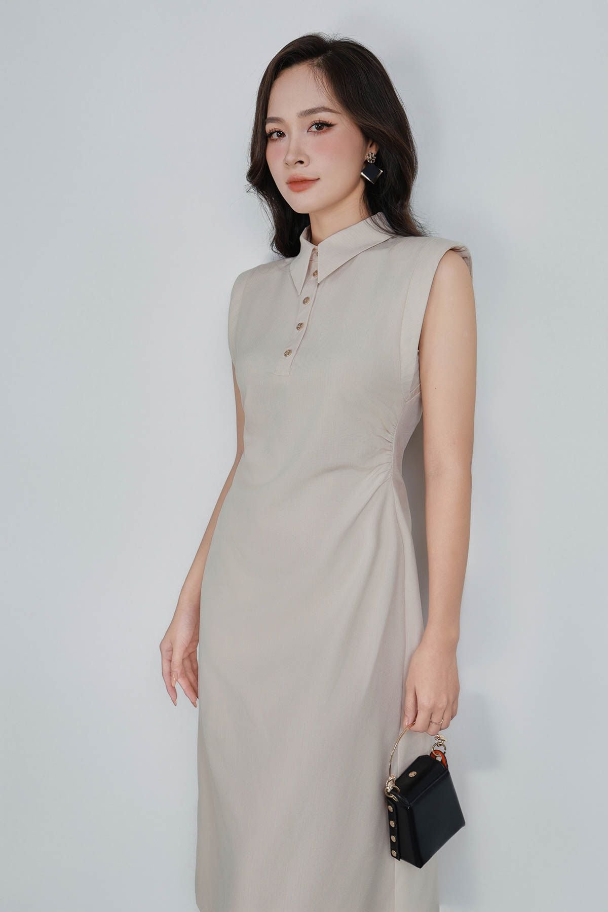 FDC35347 - Đầm công sở vải thô kẻ dáng ôm cổ bẻ đính khuy vai chờm thân váy nhún eo tạo kiểu khoá thân sau - PANTIO