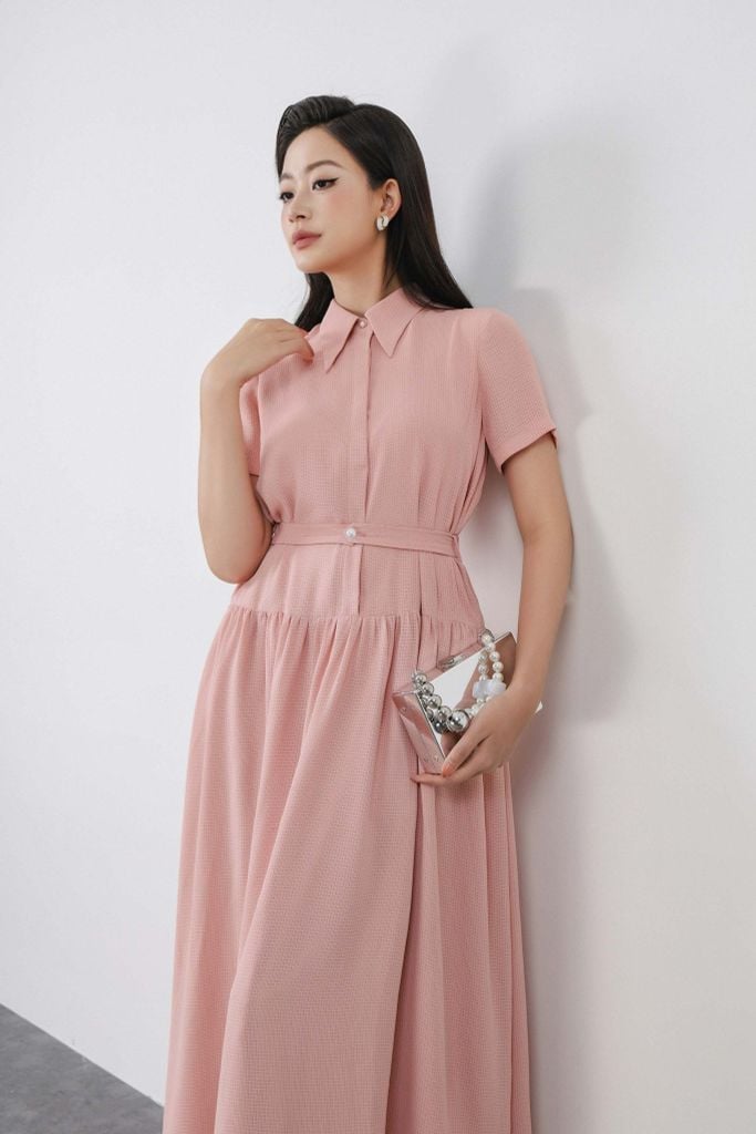 FDC35350 - Đầm công sở vải thô mỏng dáng A Xoè cổ đức tay ngắn thân váy xếp nhún tạo xoè kèm dây đai thắt eo cài khuy thân trước - PANTIO