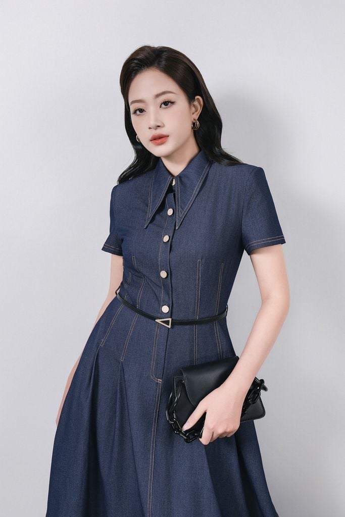 FDC35368 - Đầm công sở vải demin dáng ôm cổ đức tay ngắn ngực áo phối khuy tạo kiểu thân váy xếp ly bung tạo xoè - PANTIO