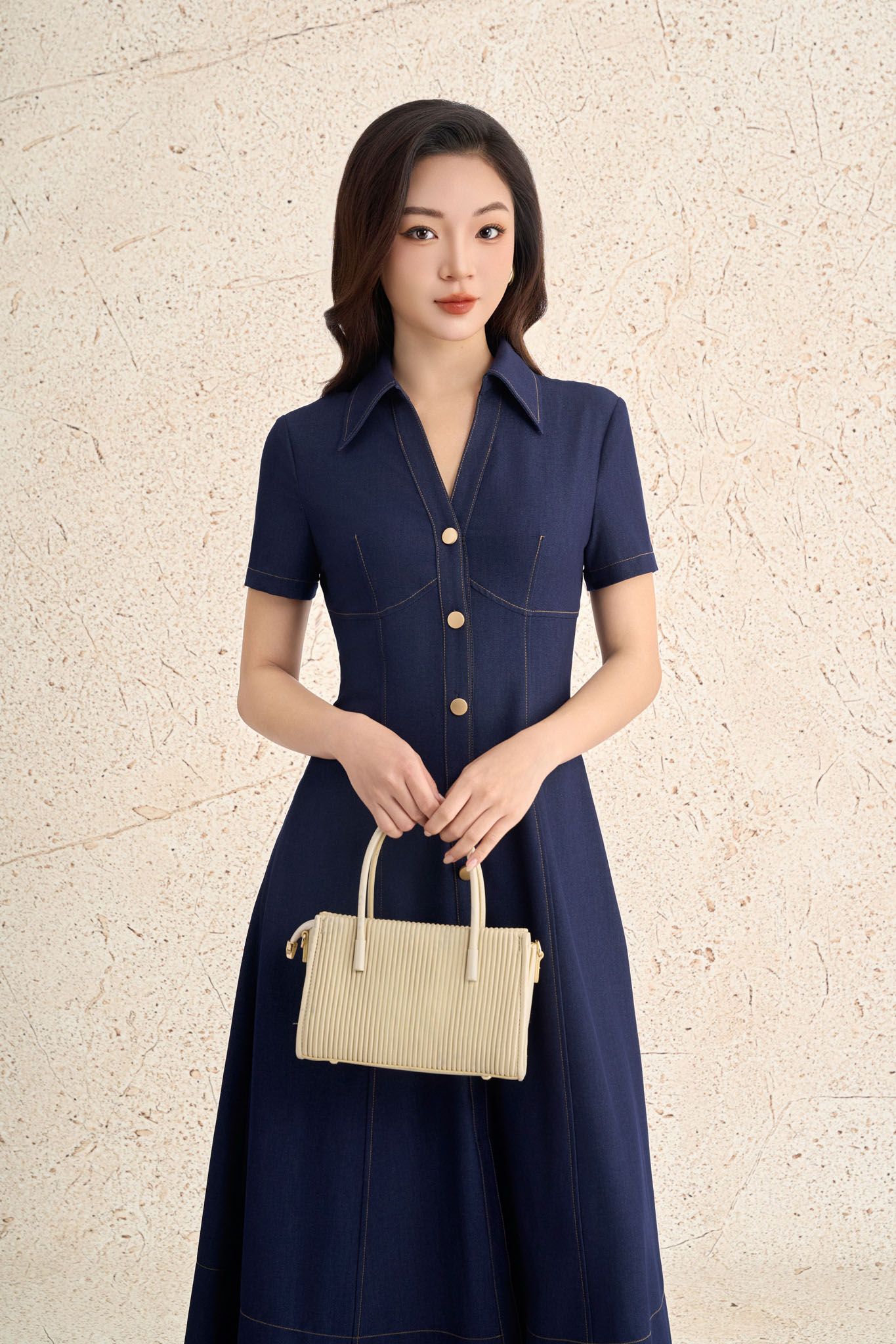 FDC35375 - Đầm công sở vải demin dáng ôm cổ bẻ xẻ V thời trang eo ôm tạo kiểu thân váy phối khuy kim loại - PANTIO