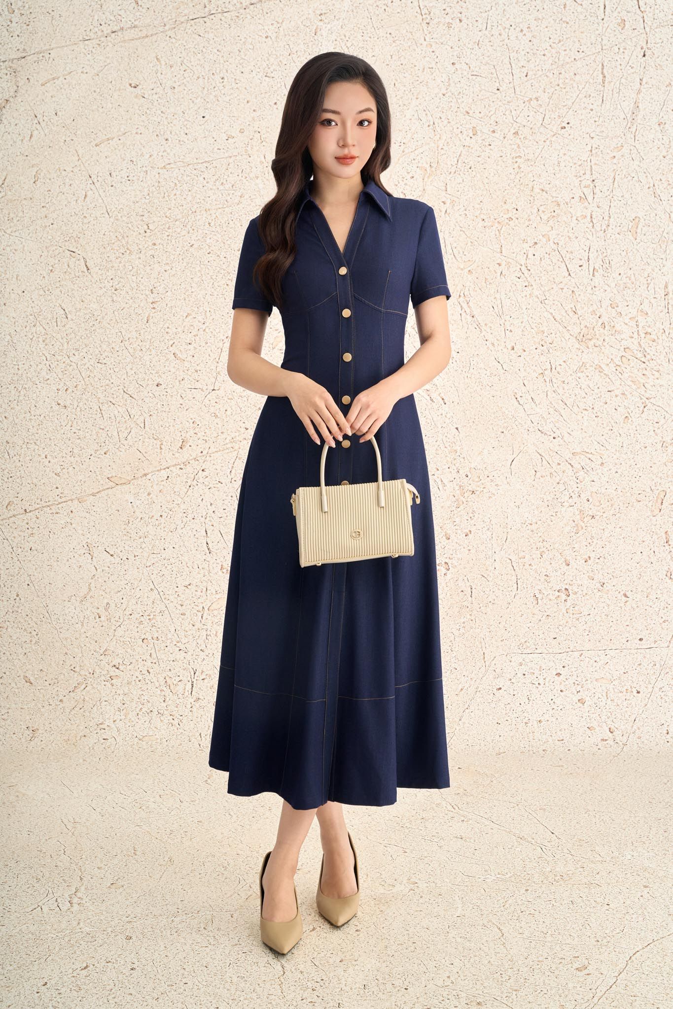 FDC35375 - Đầm công sở vải demin dáng ôm cổ bẻ xẻ V thời trang eo ôm tạo kiểu thân váy phối khuy kim loại - PANTIO