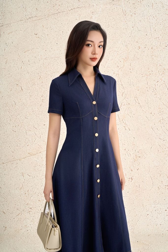FDC35375 - Đầm công sở vải demin dáng ôm cổ bẻ xẻ V thời trang eo ôm tạo kiểu thân váy phối khuy kim loại - PANTIO