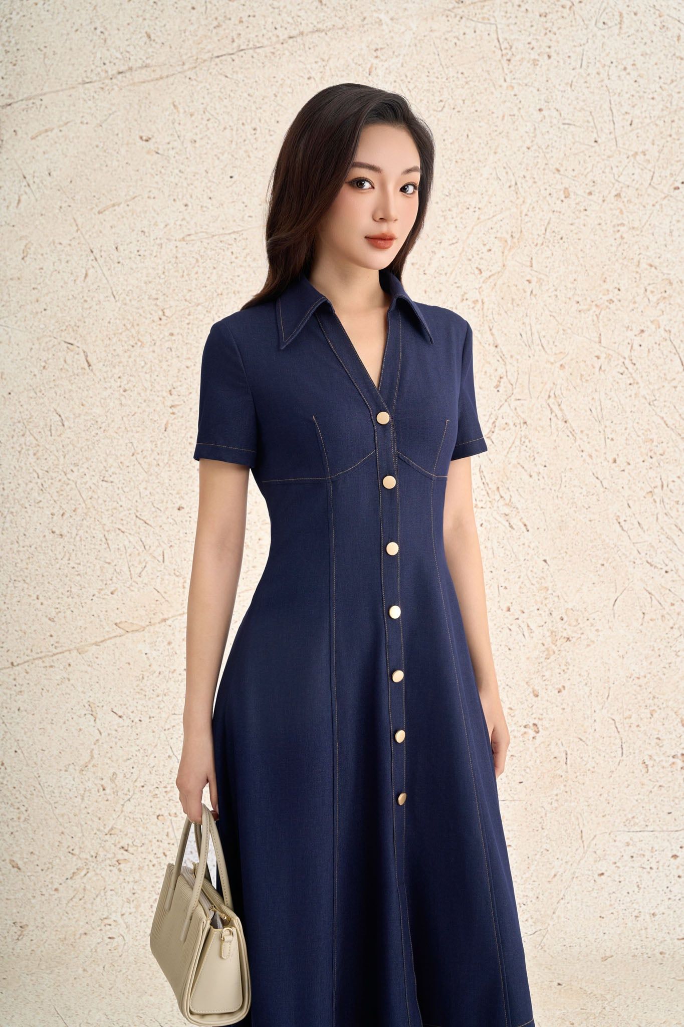 FDC35375 - Đầm công sở vải demin dáng ôm cổ bẻ xẻ V thời trang eo ôm tạo kiểu thân váy phối khuy kim loại - PANTIO