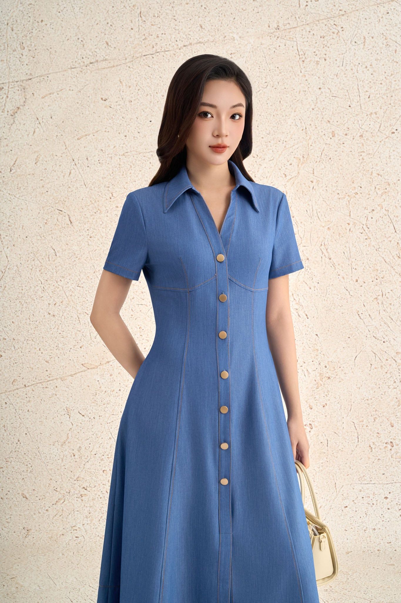 FDC35375 - Đầm công sở vải demin dáng ôm cổ bẻ xẻ V thời trang eo ôm tạo kiểu thân váy phối khuy kim loại - PANTIO