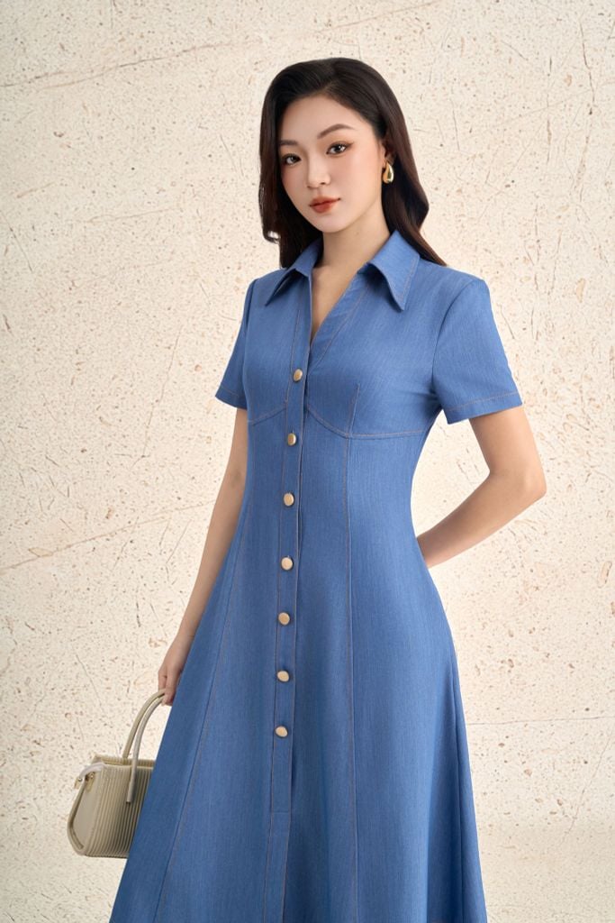 FDC35375 - Đầm công sở vải demin dáng ôm cổ bẻ xẻ V thời trang eo ôm tạo kiểu thân váy phối khuy kim loại - PANTIO
