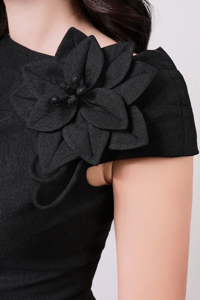 FDC35378 - Đầm công sở vải thô đũi dáng ôm cổ thuyền phối hoa 3D tay chờm thân váy xếp nhún tạo kiểu khóa thân sau - PANTIO