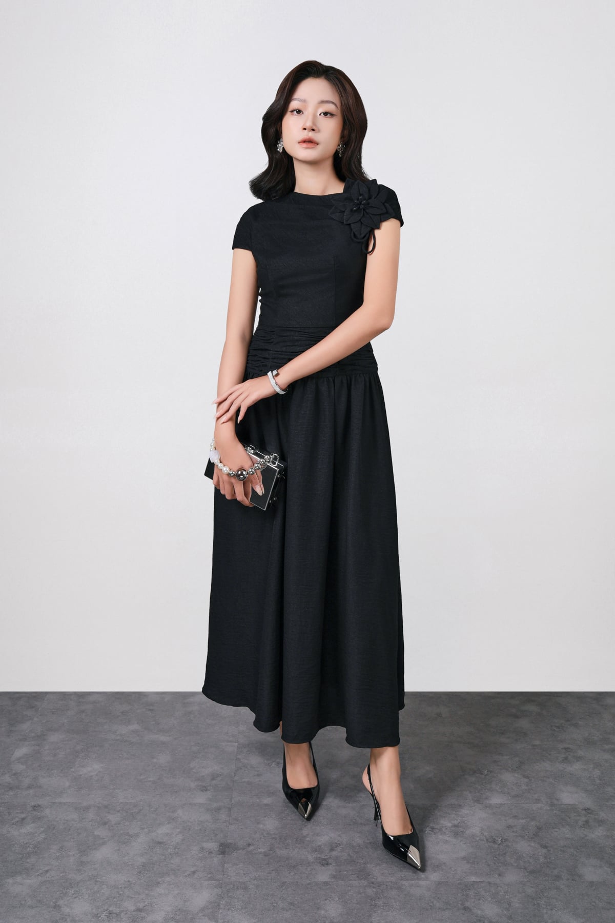 FDC35378 - Đầm công sở vải thô đũi dáng ôm cổ thuyền phối hoa 3D tay chờm thân váy xếp nhún tạo kiểu khóa thân sau - PANTIO