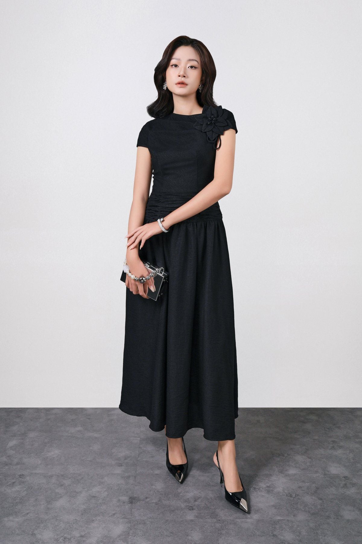 FDC35378 - Đầm công sở vải thô đũi dáng ôm cổ thuyền phối hoa 3D tay chờm thân váy xếp nhún tạo kiểu khóa thân sau - PANTIO