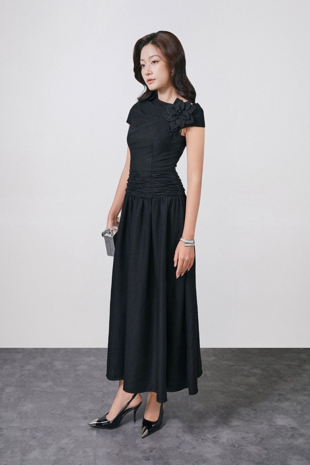 FDC35378 - Đầm công sở vải thô đũi dáng ôm cổ thuyền phối hoa 3D tay chờm thân váy xếp nhún tạo kiểu khóa thân sau - PANTIO