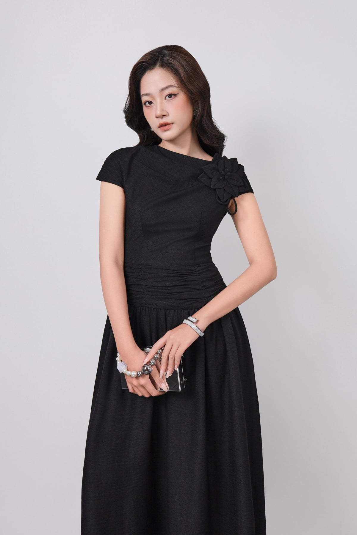 FDC35378 - Đầm công sở vải thô đũi dáng ôm cổ thuyền phối hoa 3D tay chờm thân váy xếp nhún tạo kiểu khóa thân sau - PANTIO