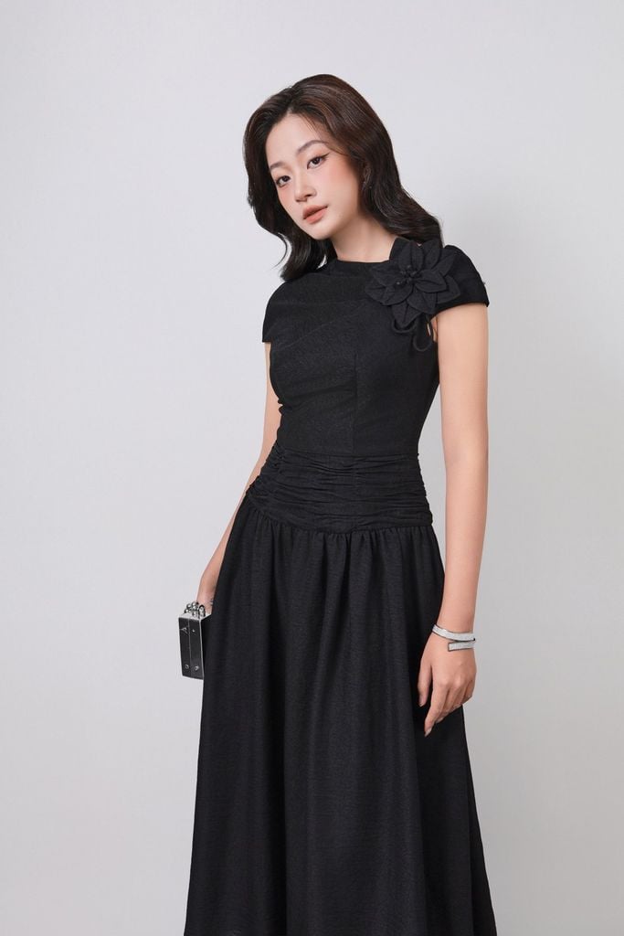 FDC35378 - Đầm công sở vải thô đũi dáng ôm cổ thuyền phối hoa 3D tay chờm thân váy xếp nhún tạo kiểu khóa thân sau - PANTIO