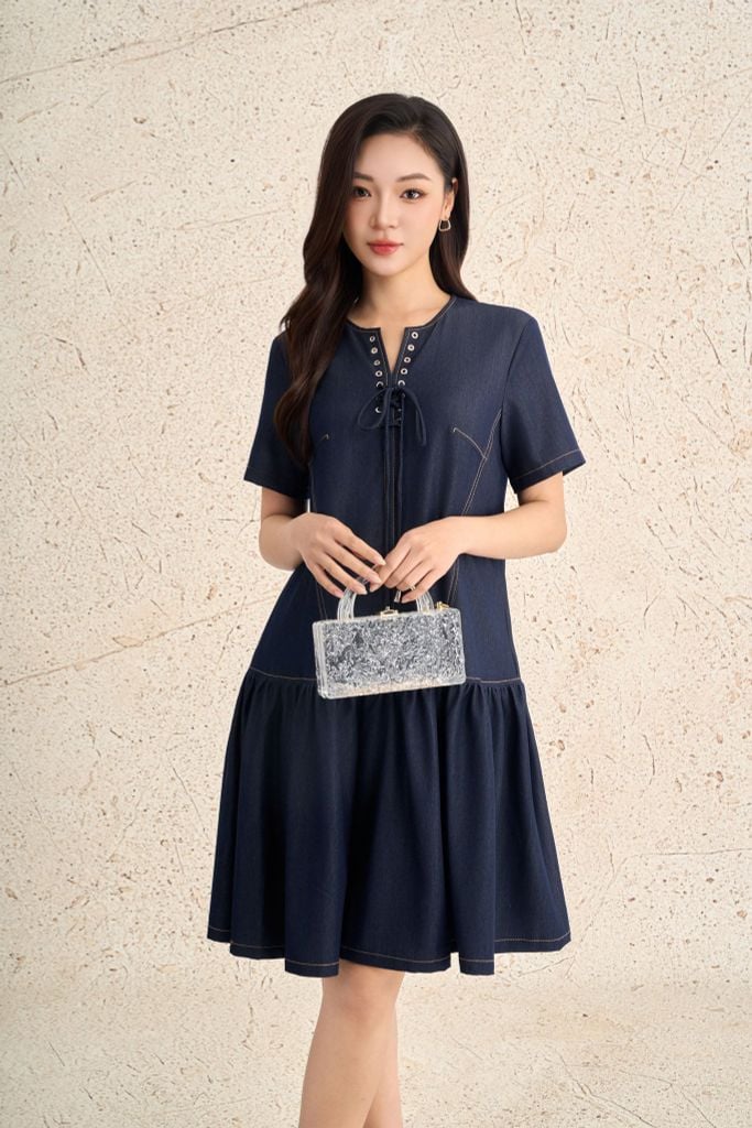FDC35379 - Đầm công sở vải demin dáng suông cổ tròn phối dây nơ tay cộc gấu váy phối ly bung tạo kiểu - PANTIO