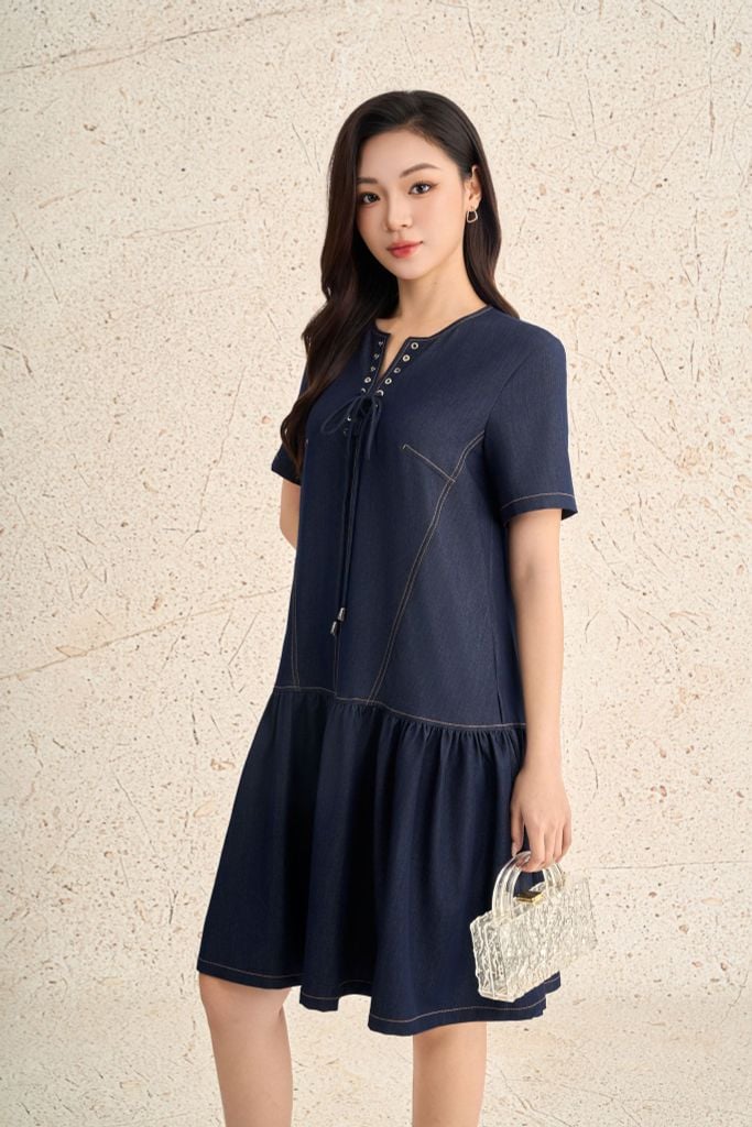 FDC35379 - Đầm công sở vải demin dáng suông cổ tròn phối dây nơ tay cộc gấu váy phối ly bung tạo kiểu - PANTIO