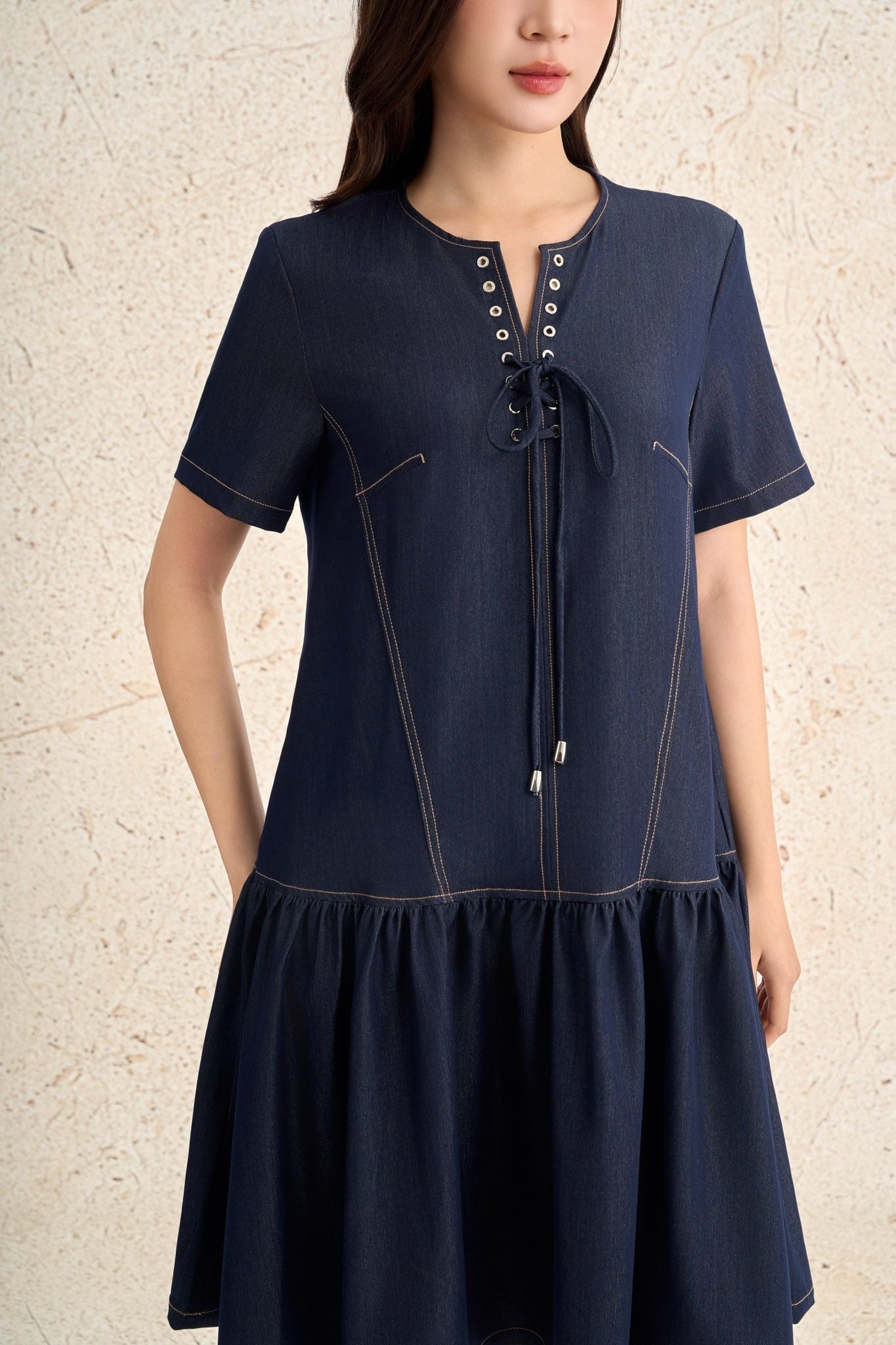 FDC35379 - Đầm công sở vải demin dáng suông cổ tròn phối dây nơ tay cộc gấu váy phối ly bung tạo kiểu - PANTIO