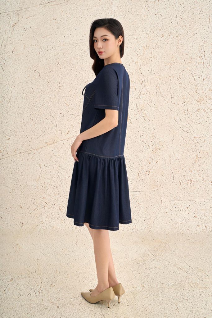 FDC35379 - Đầm công sở vải demin dáng suông cổ tròn phối dây nơ tay cộc gấu váy phối ly bung tạo kiểu - PANTIO
