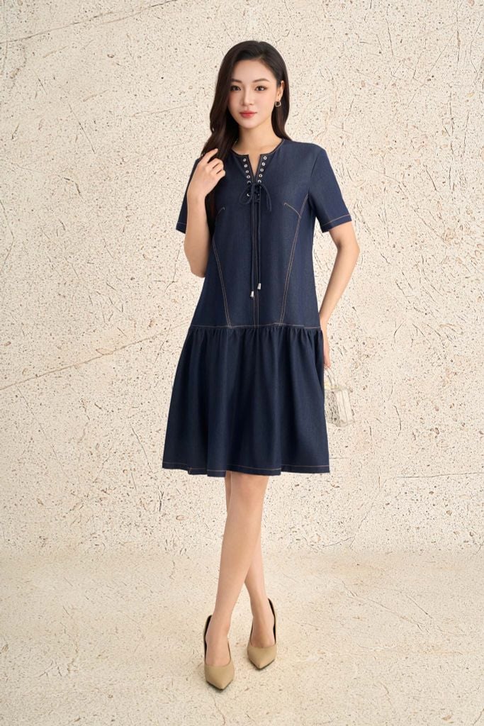 FDC35379 - Đầm công sở vải demin dáng suông cổ tròn phối dây nơ tay cộc gấu váy phối ly bung tạo kiểu - PANTIO