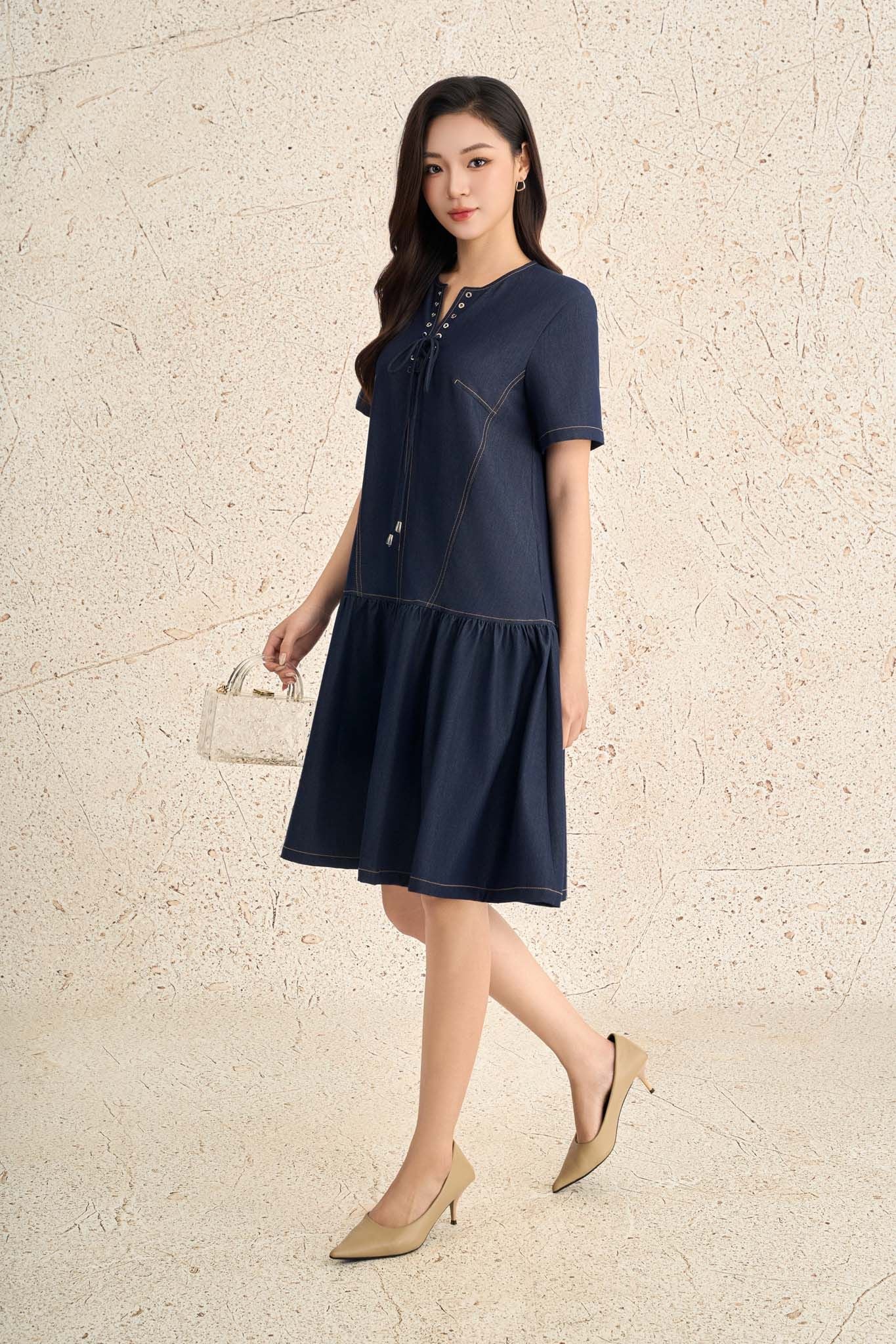 FDC35379 - Đầm công sở vải demin dáng suông cổ tròn phối dây nơ tay cộc gấu váy phối ly bung tạo kiểu - PANTIO