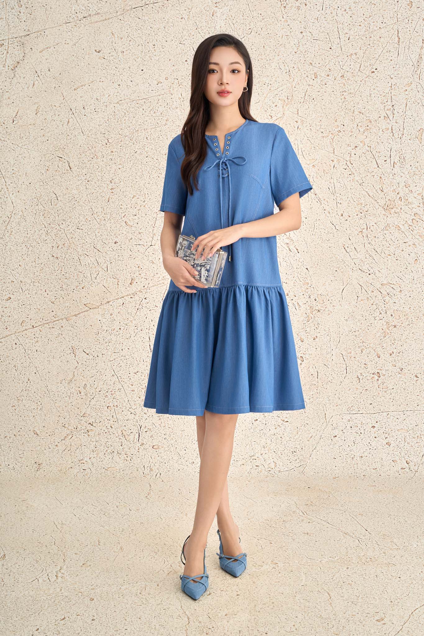 FDC35379 - Đầm công sở vải demin dáng suông cổ tròn phối dây nơ tay cộc gấu váy phối ly bung tạo kiểu - PANTIO