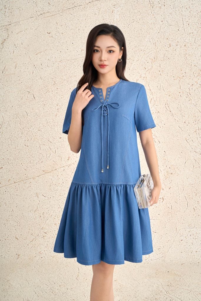 FDC35379 - Đầm công sở vải demin dáng suông cổ tròn phối dây nơ tay cộc gấu váy phối ly bung tạo kiểu - PANTIO