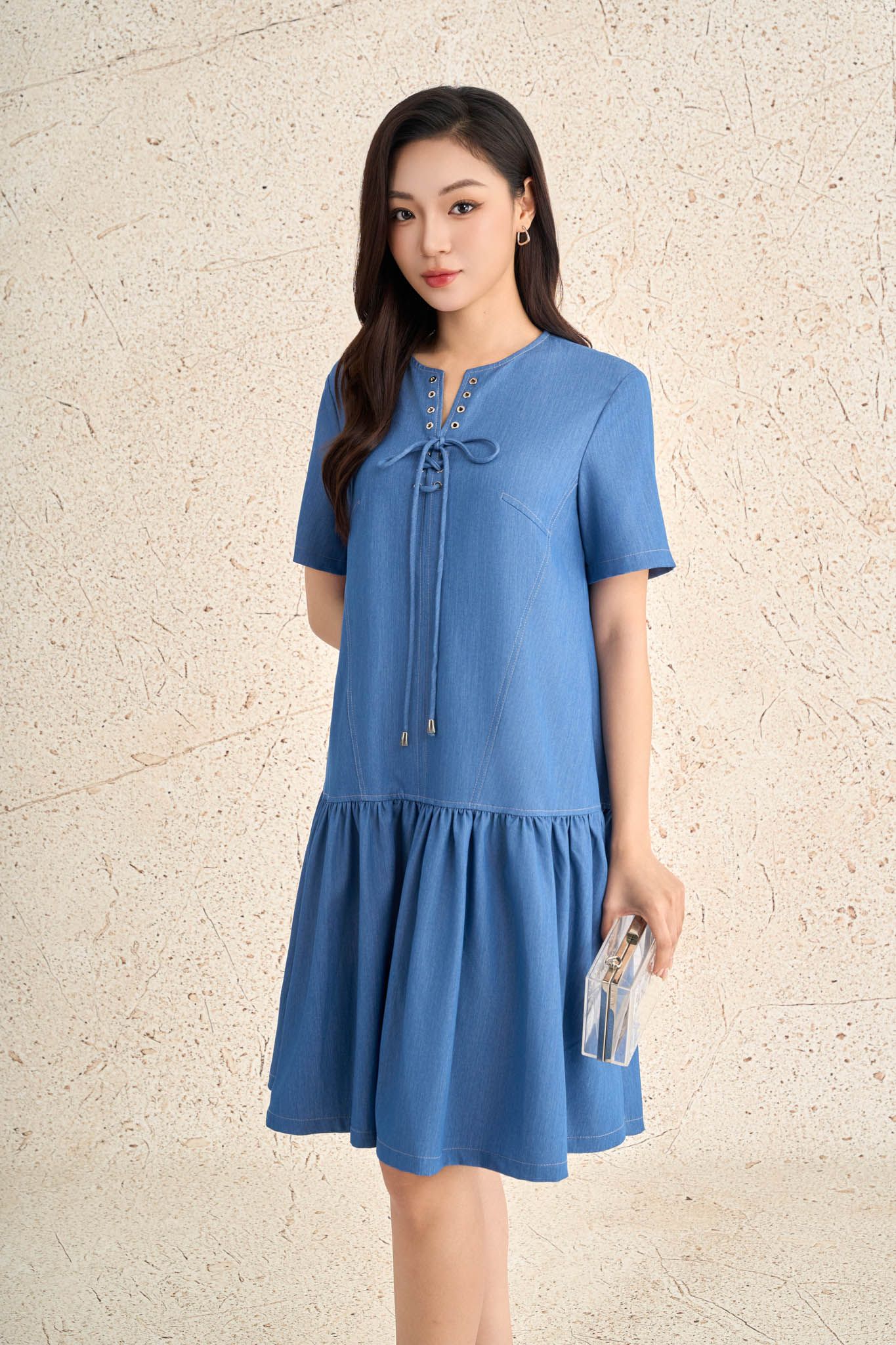 FDC35379 - Đầm công sở vải demin dáng suông cổ tròn phối dây nơ tay cộc gấu váy phối ly bung tạo kiểu - PANTIO