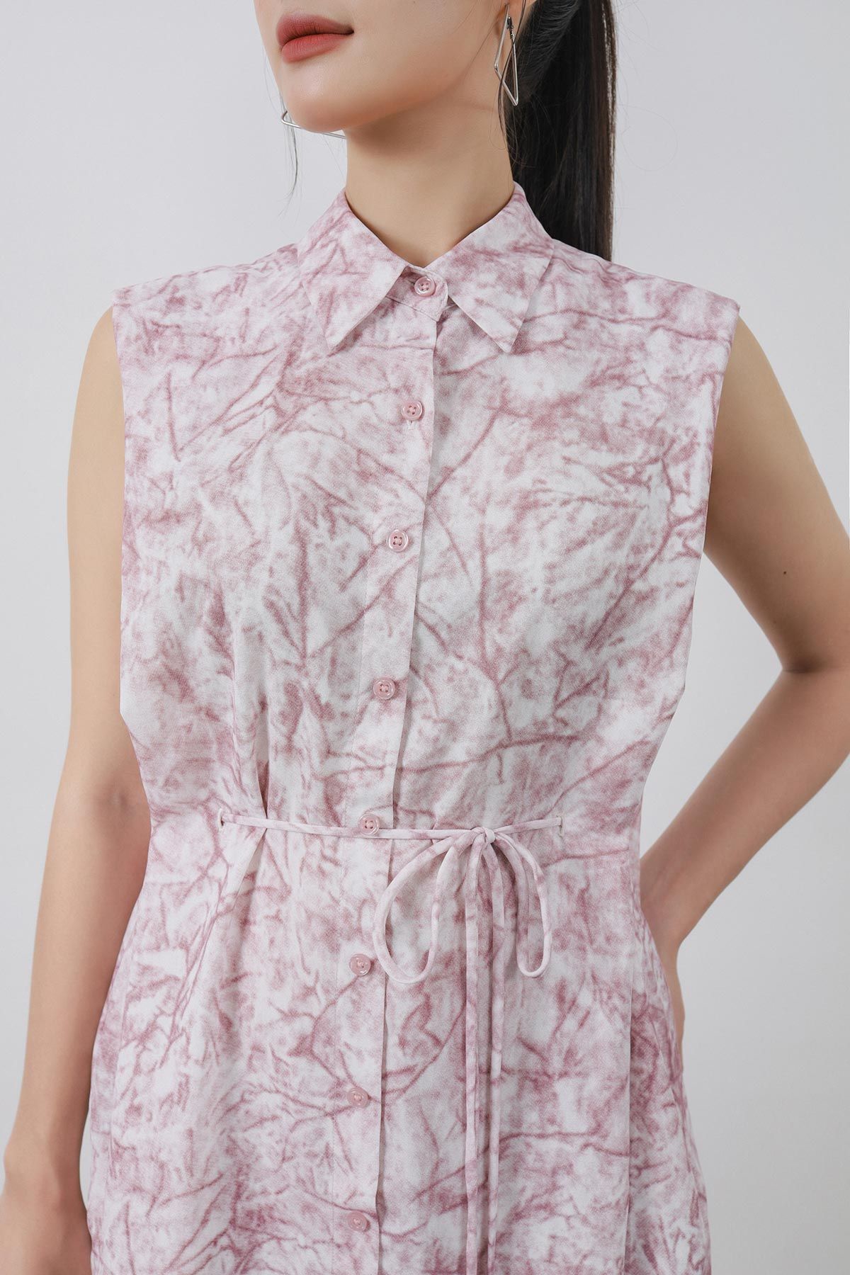 FDC35381 - Đầm công sở vải thô đũi dáng suông cổ đức vai chờm eo phối dây thắt tạo kiểu cài khuy trước - PANTIO