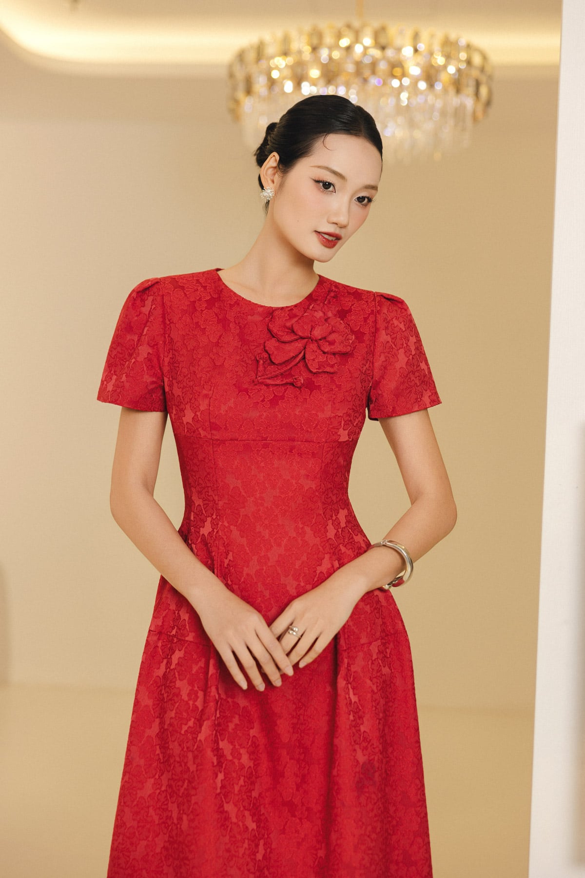 FDC35389 - Đầm công sở vải tafta dáng xòe cổ tròn tay bồng nhẹ đính hoa 3D cao cấp ôm eo thân váy phối ly phồng tạo kiểu khoá thân sau - PANTIO