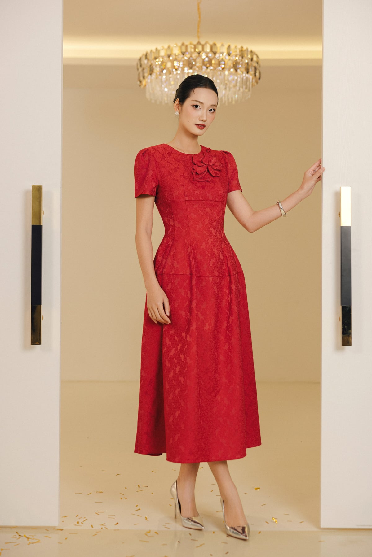 FDC35389 - Đầm công sở vải tafta dáng xòe cổ tròn tay bồng nhẹ đính hoa 3D cao cấp ôm eo thân váy phối ly phồng tạo kiểu khoá thân sau - PANTIO