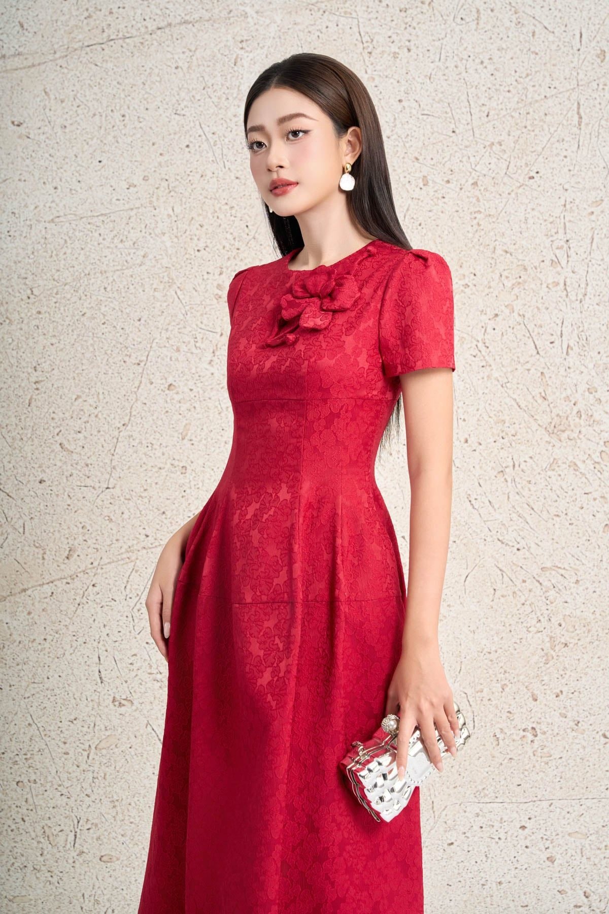 FDC35389 - Đầm công sở vải tafta dáng xòe cổ tròn tay bồng nhẹ đính hoa 3D cao cấp ôm eo thân váy phối ly phồng tạo kiểu khoá thân sau - PANTIO