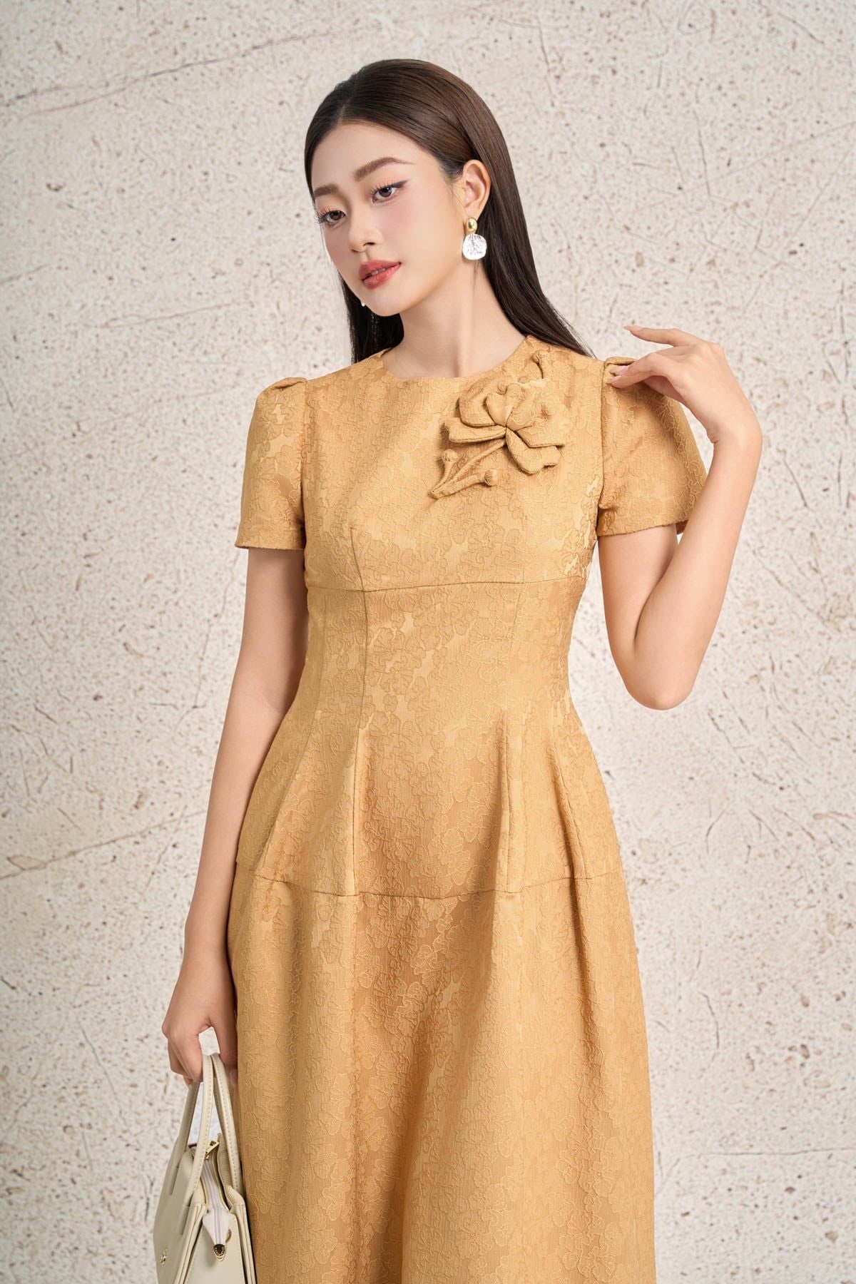 FDC35389 - Đầm công sở vải tafta dáng xòe cổ tròn tay bồng nhẹ đính hoa 3D cao cấp ôm eo thân váy phối ly phồng tạo kiểu khoá thân sau - PANTIO