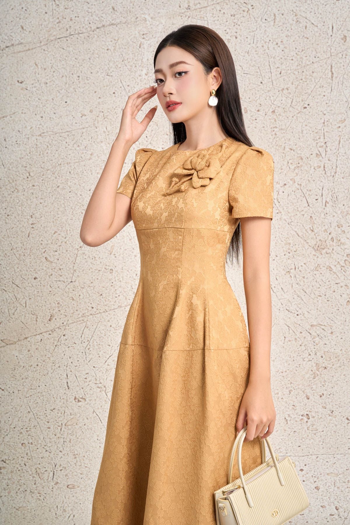 FDC35389 - Đầm công sở vải tafta dáng xòe cổ tròn tay bồng nhẹ đính hoa 3D cao cấp ôm eo thân váy phối ly phồng tạo kiểu khoá thân sau - PANTIO