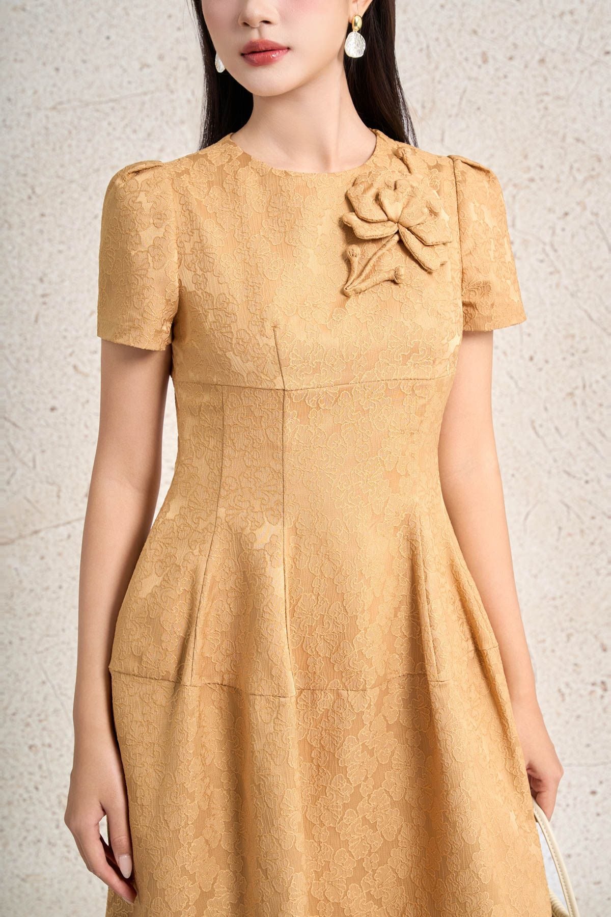 FDC35389 - Đầm công sở vải tafta dáng xòe cổ tròn tay bồng nhẹ đính hoa 3D cao cấp ôm eo thân váy phối ly phồng tạo kiểu khoá thân sau - PANTIO