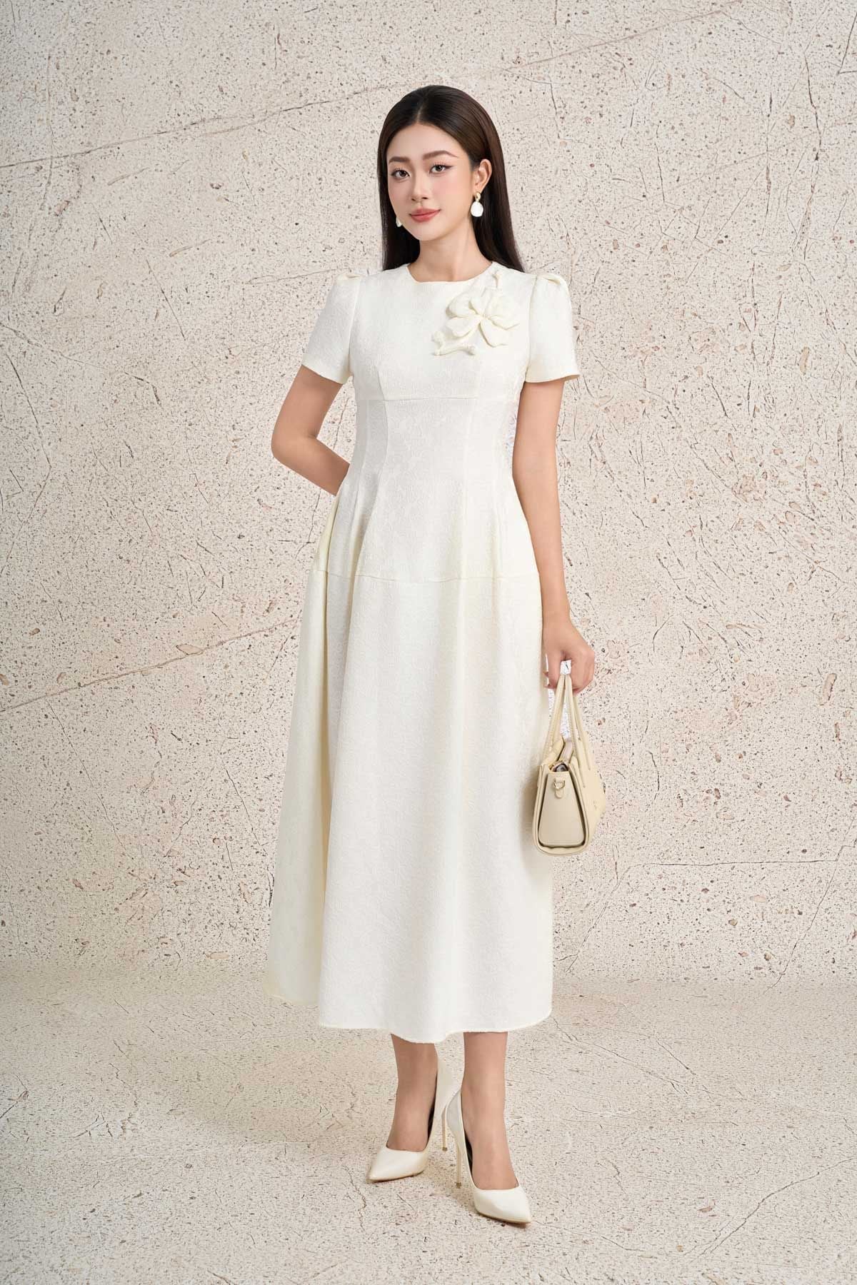 FDC35389 - Đầm công sở vải tafta dáng xòe cổ tròn tay bồng nhẹ đính hoa 3D cao cấp ôm eo thân váy phối ly phồng tạo kiểu khoá thân sau - PANTIO