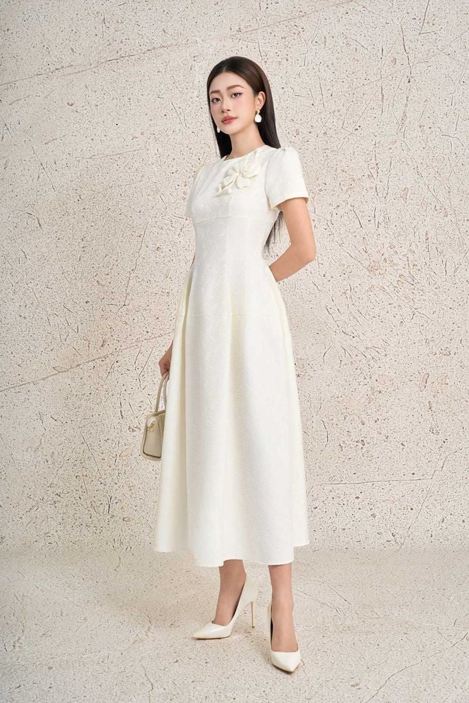 FDC35389 - Đầm công sở vải tafta dáng xòe cổ tròn tay bồng nhẹ đính hoa 3D cao cấp ôm eo thân váy phối ly phồng tạo kiểu khoá thân sau - PANTIO