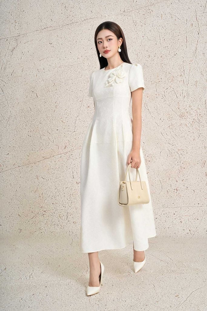 FDC35389 - Đầm công sở vải tafta dáng xòe cổ tròn tay bồng nhẹ đính hoa 3D cao cấp ôm eo thân váy phối ly phồng tạo kiểu khoá thân sau - PANTIO