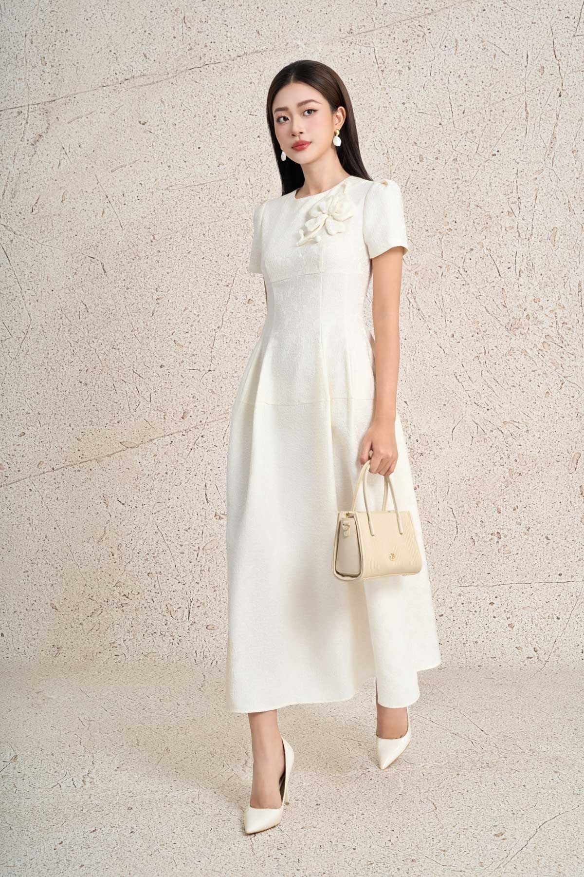 FDC35389 - Đầm công sở vải tafta dáng xòe cổ tròn tay bồng nhẹ đính hoa 3D cao cấp ôm eo thân váy phối ly phồng tạo kiểu khoá thân sau - PANTIO